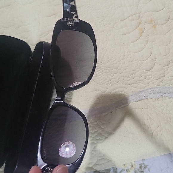 Coach women's sunglasses with a black turtle shell look on the sides - Picture 7 of 7